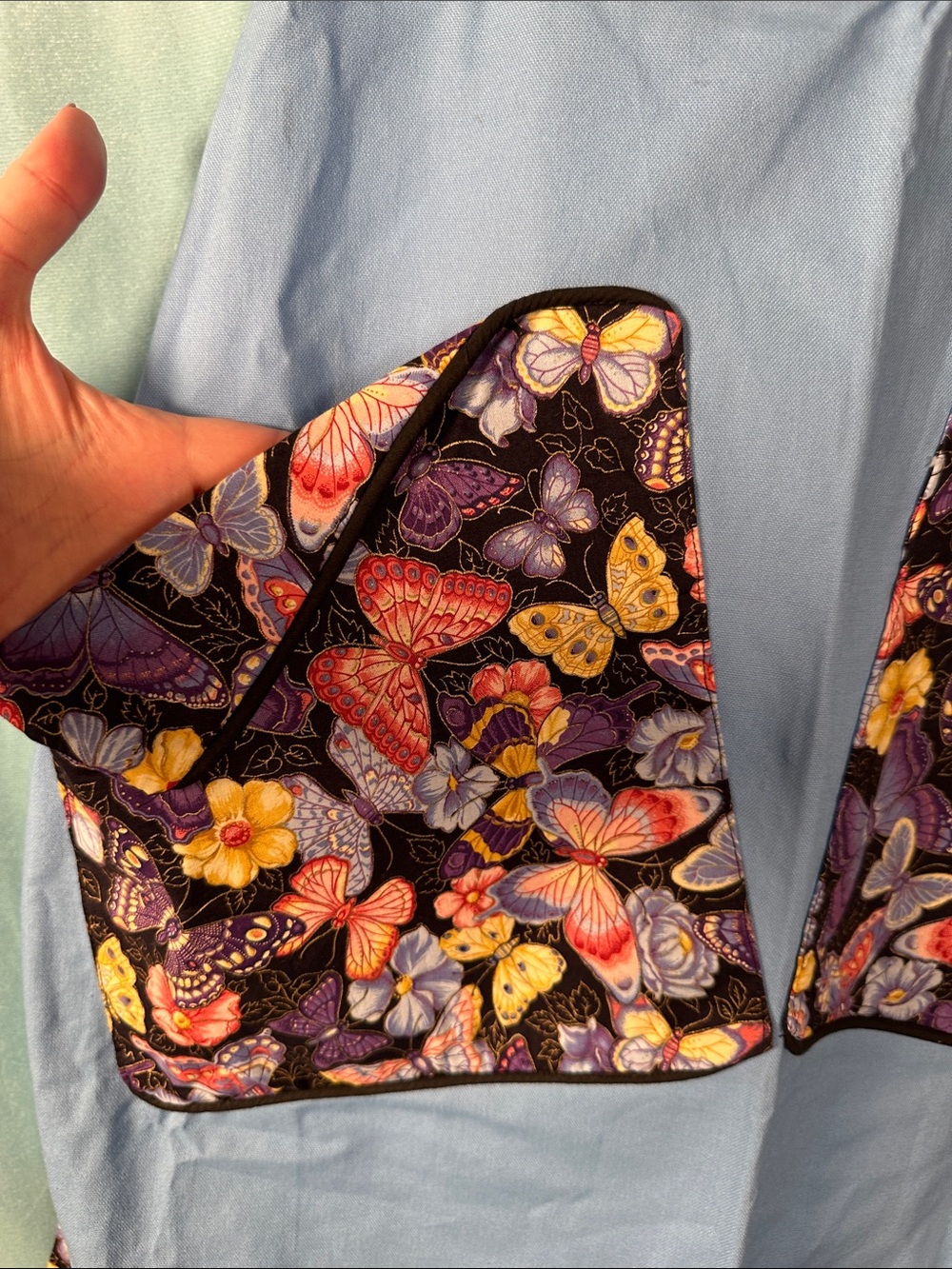 Butterfly Print Blue Cotton Apron with Front Pockets - Picture 3 of 4